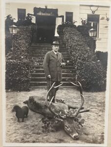 Wilhelm von Hohenzollern elejtett szarvassal